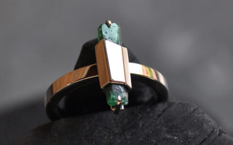 Bague emeraude brut or blanc bijoutier joaillier-Atelier Fanny Cauuet